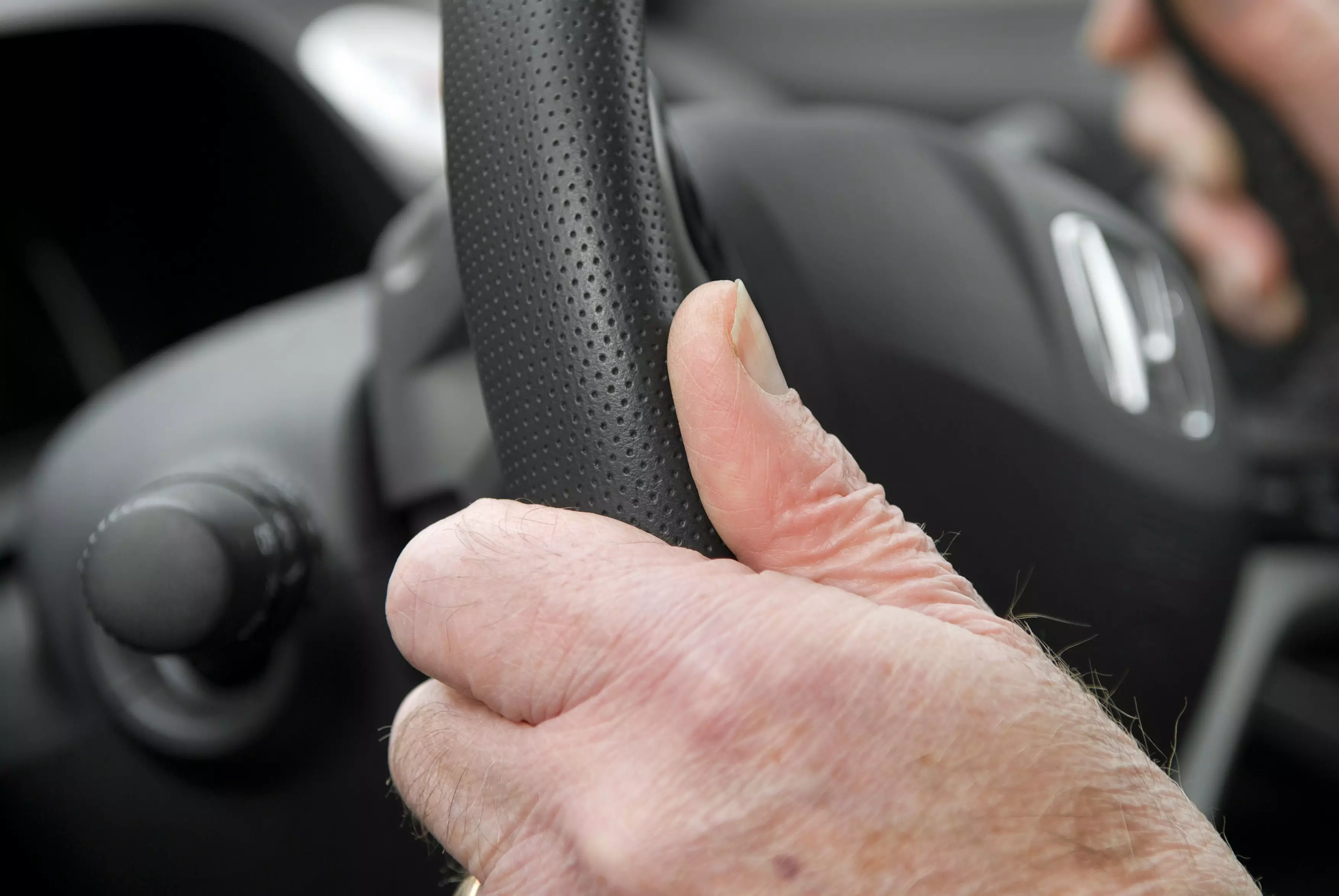 Un pensionar de 86 de ani, condamnat pentru că nu a plătit o taxă auto de nici 4 euro. Ce a decis instanța